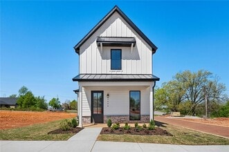 Building Photo - 2308 S 31st Pl