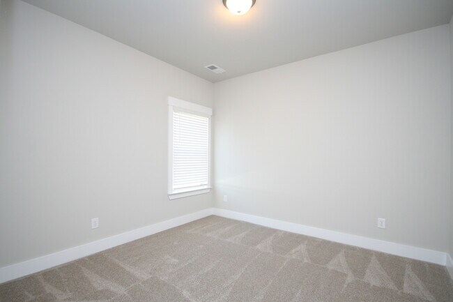 Building Photo - 707 Sluice Dr SW