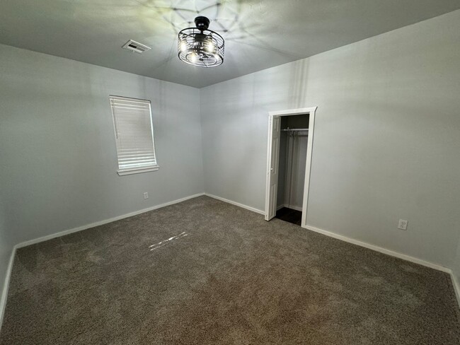Building Photo - Move in special: Guthry Beautiful 3 bedroom