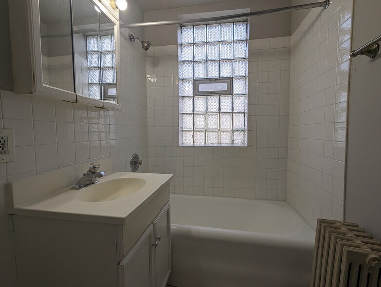 Building Photo - 1044 W George St