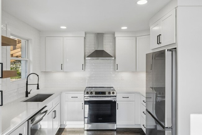 Building Photo - 902 Broadmoor Dr