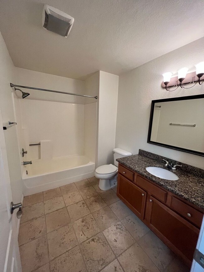 Building Photo - 1 Bed/1 Bath Upper Unit Condo at Del Mar V...