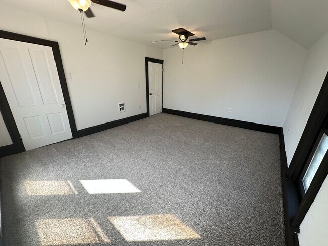 Building Photo - Completely Renovated 3 bed/2 bath