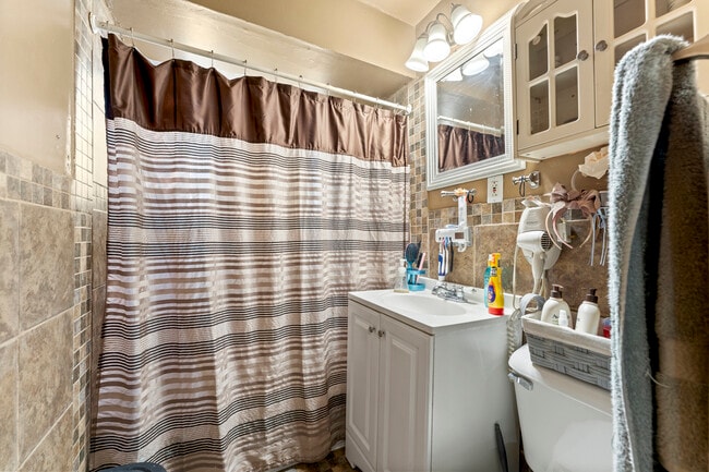 Building Photo - 253 E Grand Ave