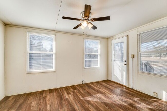 Building Photo - Colfax - Charming house with new flooring,...