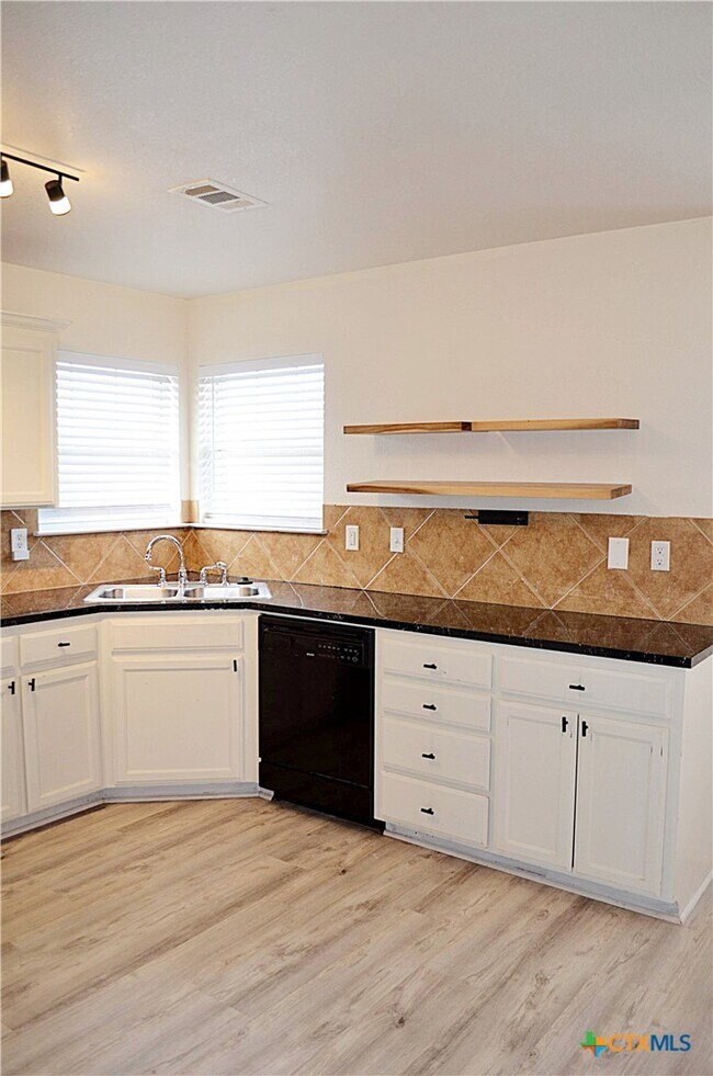 Building Photo - 2105 Merle Dr