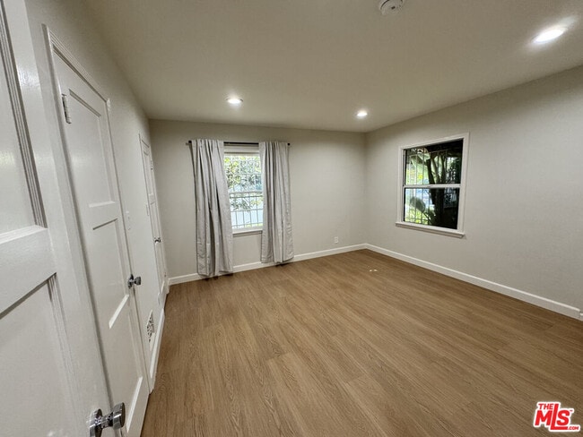 Building Photo - 300 S Doheny Dr