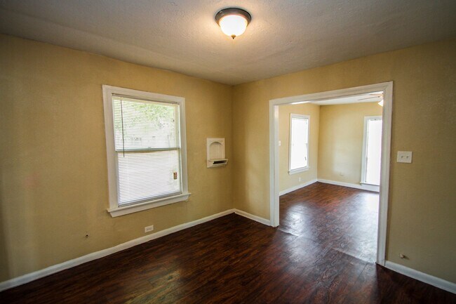 Building Photo - Spacious Cozy Home in Eastlawn