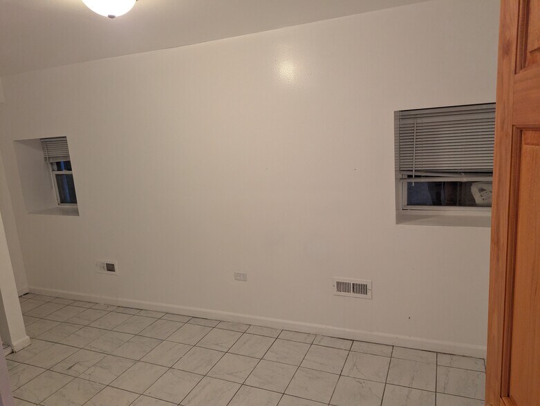 Building Photo - 1318 S Kolin Ave