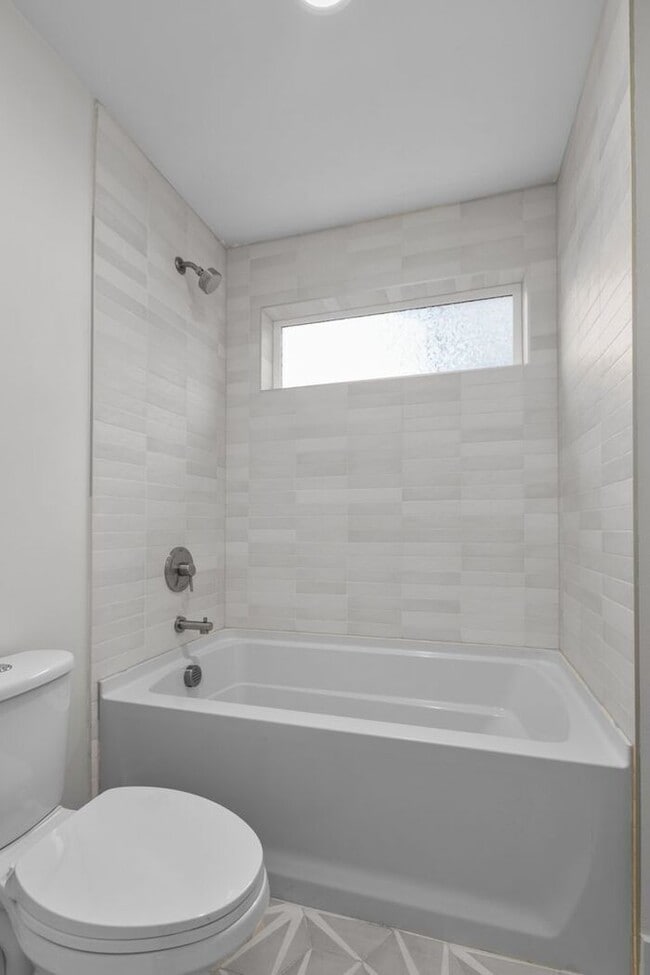 Building Photo - Stunning Modern Air-Conditioned Townhome in Coveted Whittier Heights