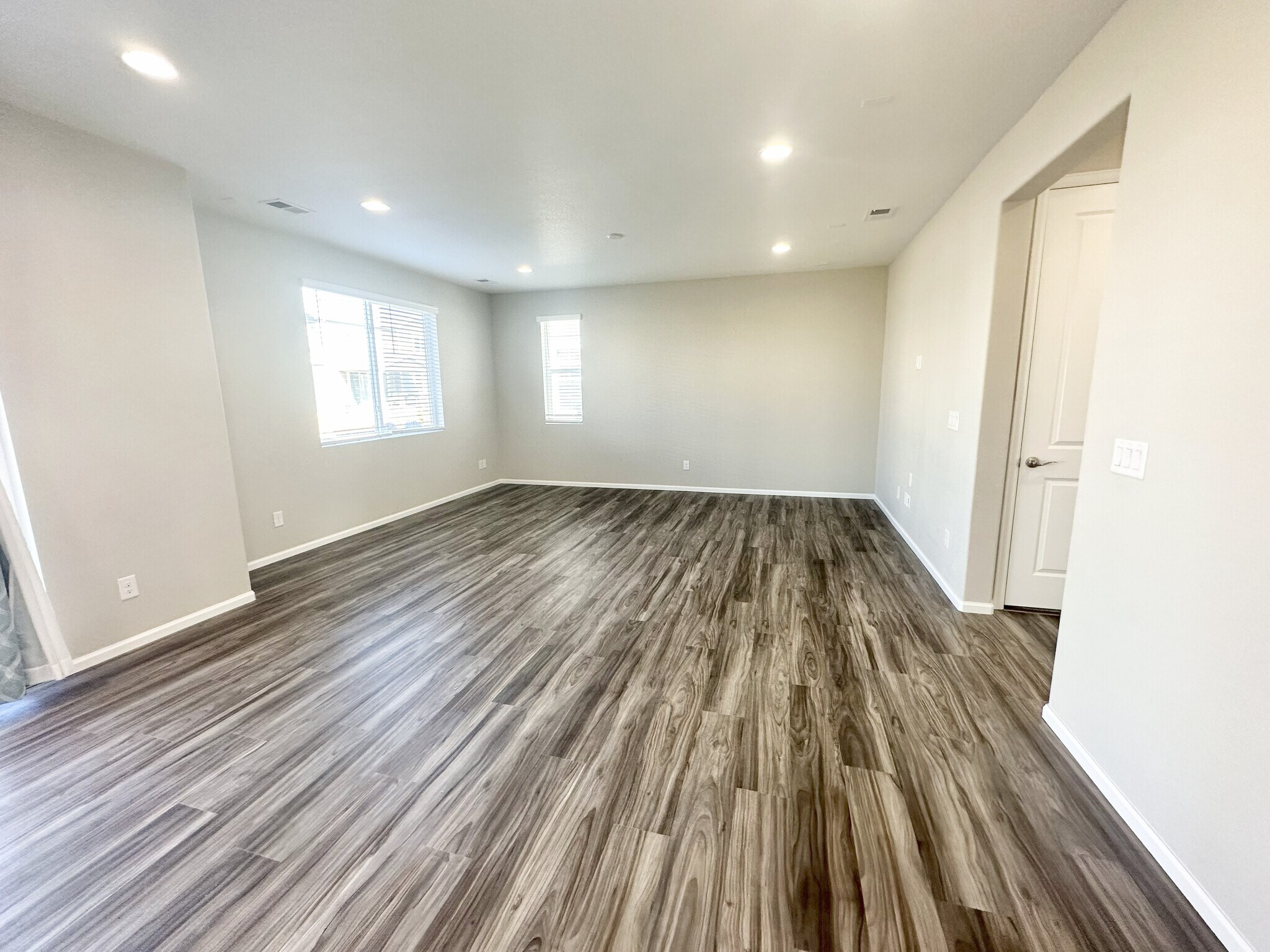 Building Photo - 870 Golden Peak Dr