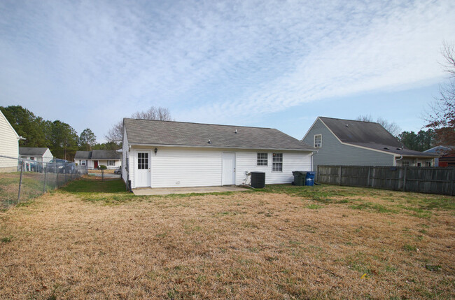 Building Photo - Updated 3 bedroom house with fenced in yard!