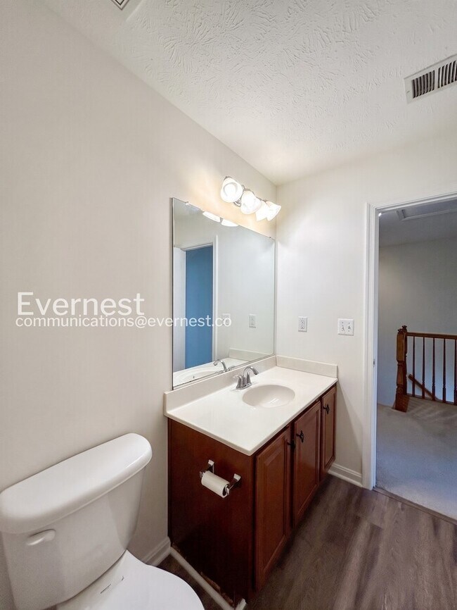 Building Photo - 3 Bed/2.5 Bath Townhome with Garage / Available Now!