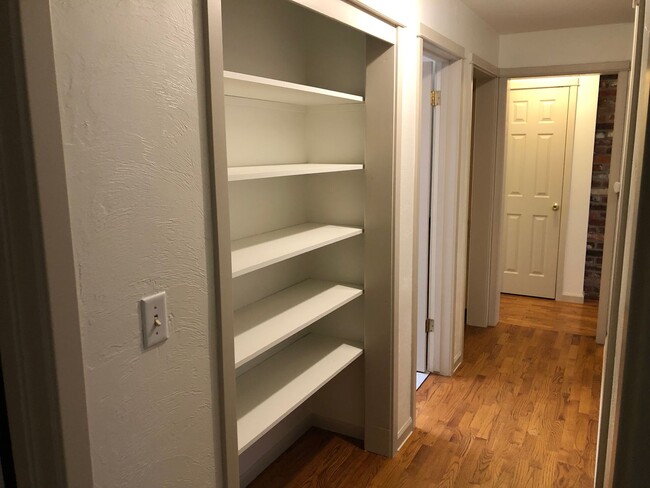 Building Photo - Updated 3 bedroom 3 bath house in Eugene!