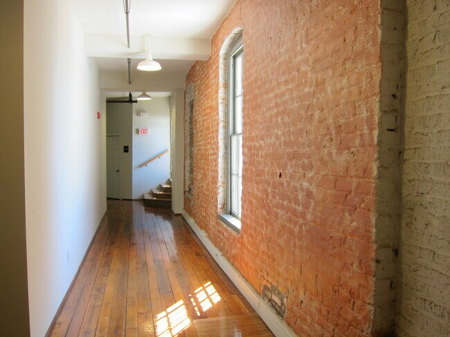 Building Photo - 406 4th St E