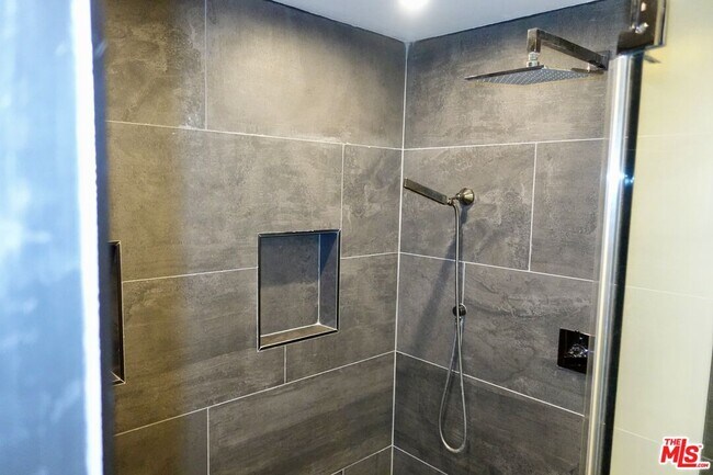 Building Photo - 723 Westmount Dr