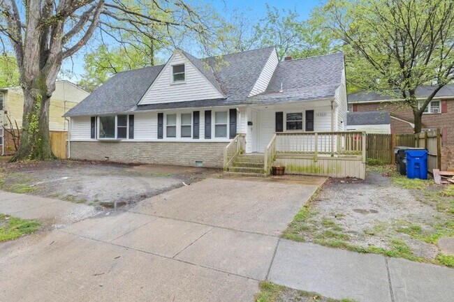 Building Photo - Spacious 5BR Home with Fenced Backyard in Norfolk