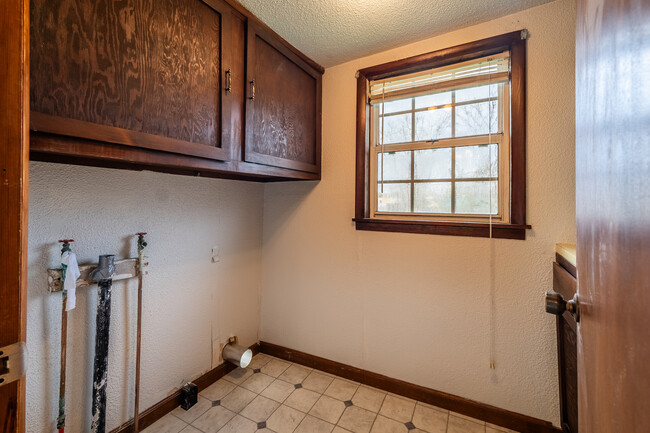 Building Photo - 224 N Vance Dr