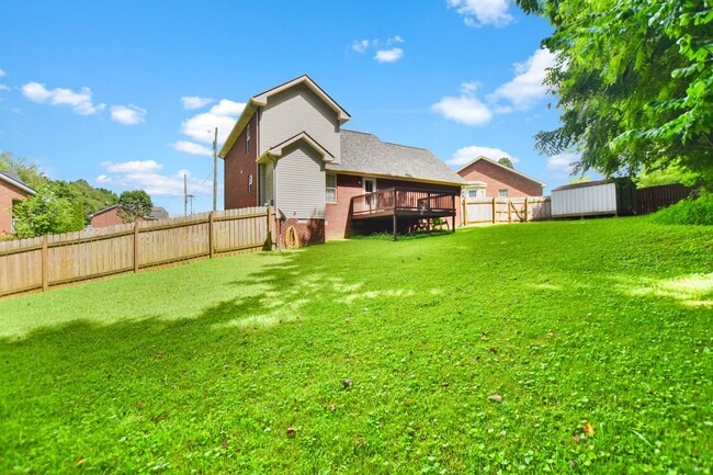 Building Photo - Pet Friendly Three Bedroom!