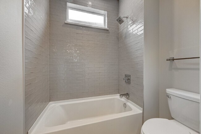 Building Photo - $3,900 - 4 Bed, 3.5 Bath Updated Townhome ...