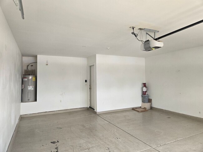 Building Photo - 3 bed, 2 bath in Surprise