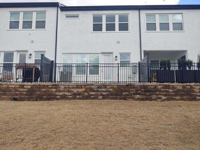 Building Photo - Move-in ready Townhome located in Blanchar...