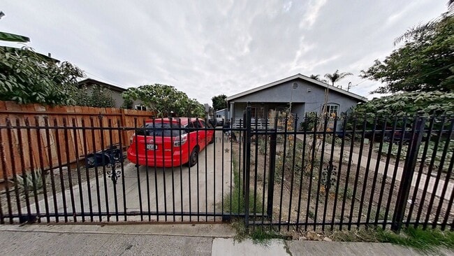 Building Photo - 305 S Daisy Ave
