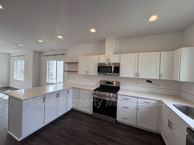 Building Photo - 814 NW Highgarden Dr