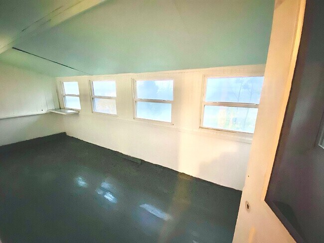 Building Photo - 2016-2018 E 6th Street