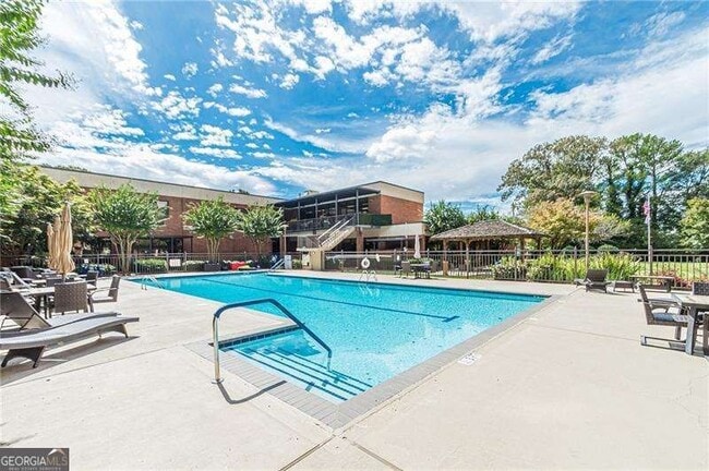 Building Photo - 300 Johnson Ferry Rd