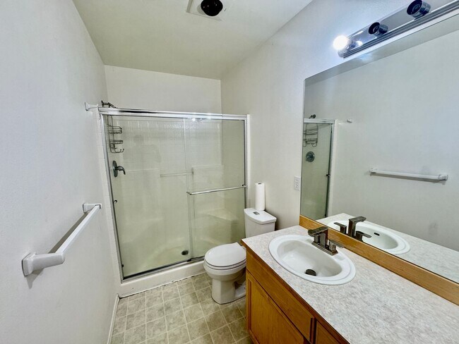Building Photo - Bothell Townhouse