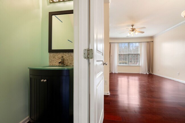 Building Photo - Conveniently located 2-bedroom, 2.5-bathroom home in Morrisville, NC