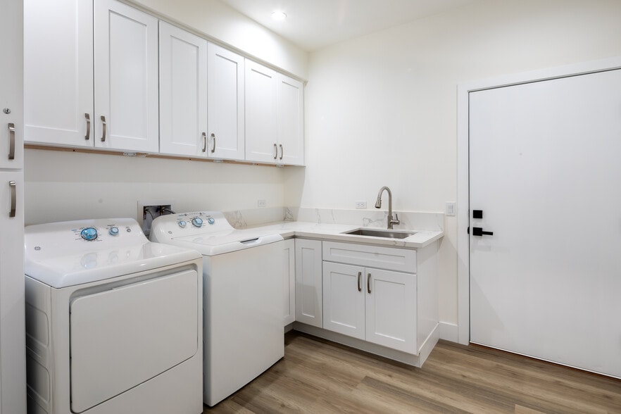 Building Photo - 13680 Mark Dr