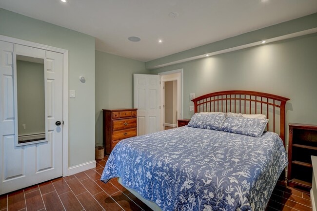 Building Photo - 30 Middle Shore Dr