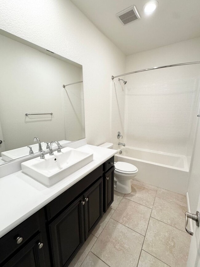 Building Photo - 3 Bed / 2.5 Bath Solar Home with Patio – Roseville – Available Now SEE VIDEO