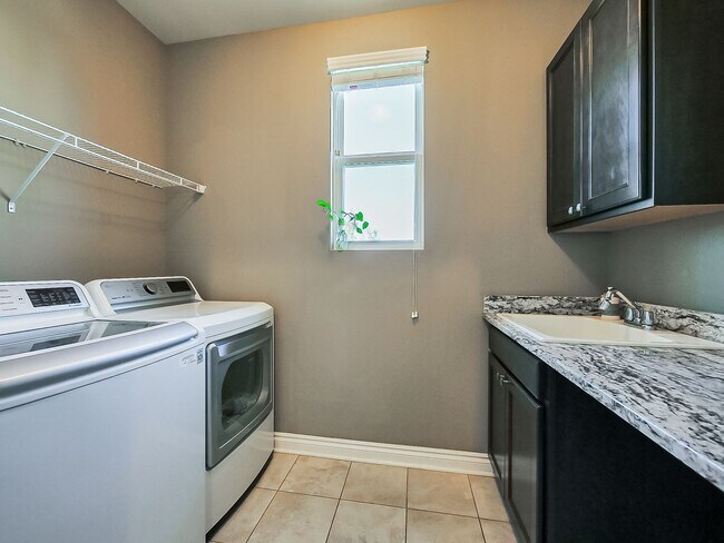 Building Photo - AVAILABLE NOW! Stunning South Lyon Home wi...