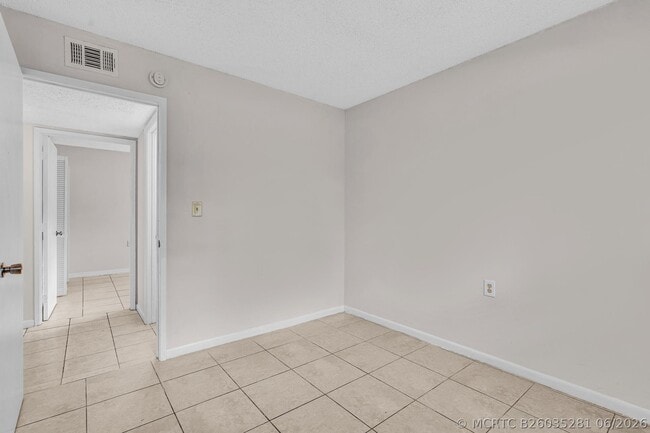Building Photo - 1020 Lake Victoria Dr