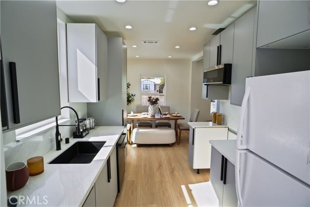 Building Photo - 1636 N Buena Vista St