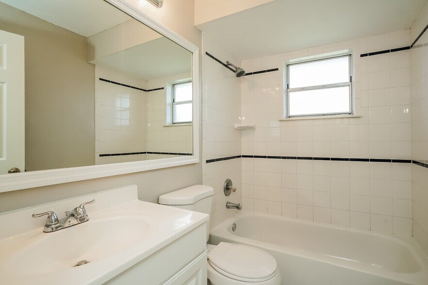 Building Photo - 3410 SE 11th Ave