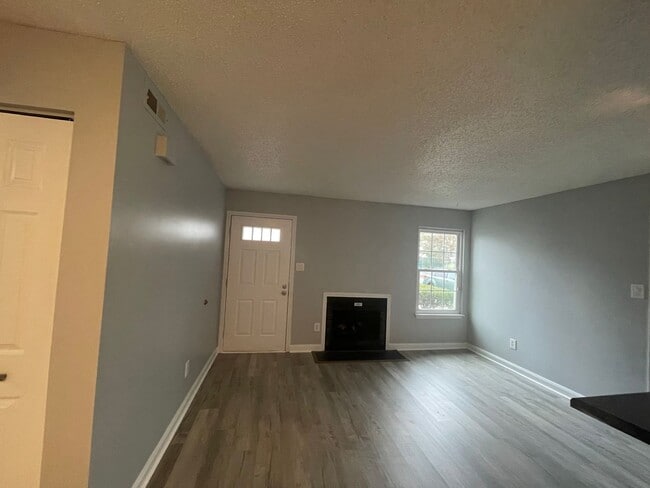 Building Photo - NEWPOINTE CONDO