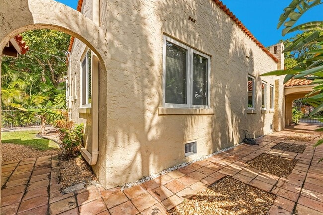 Building Photo - 1514 Capri St