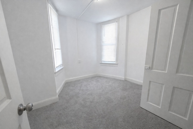 Building Photo - 450 E Lorraine Ave