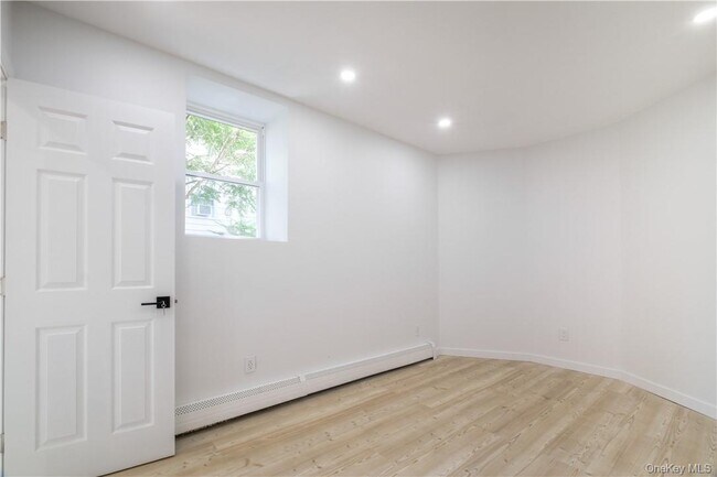 Building Photo - 594 Bellevue Ave N