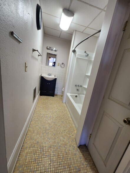 Building Photo - 321 N Main St