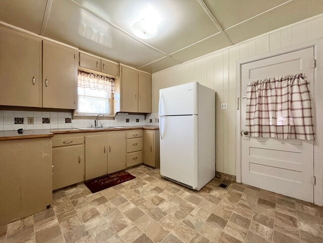 Building Photo - 2 Bed 1 Bath House with Garage