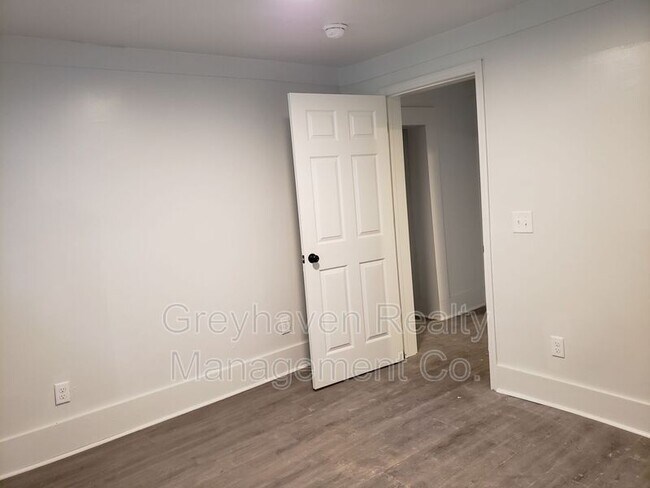Building Photo - 924 W 37th St