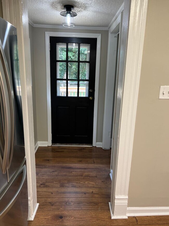 Building Photo - Historic Neighborhood - 3 BR / 1.5 BA