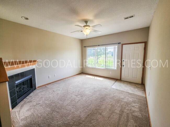 Building Photo - 2 Bedroom 2.5 Bath Townhome In West Des Mo...