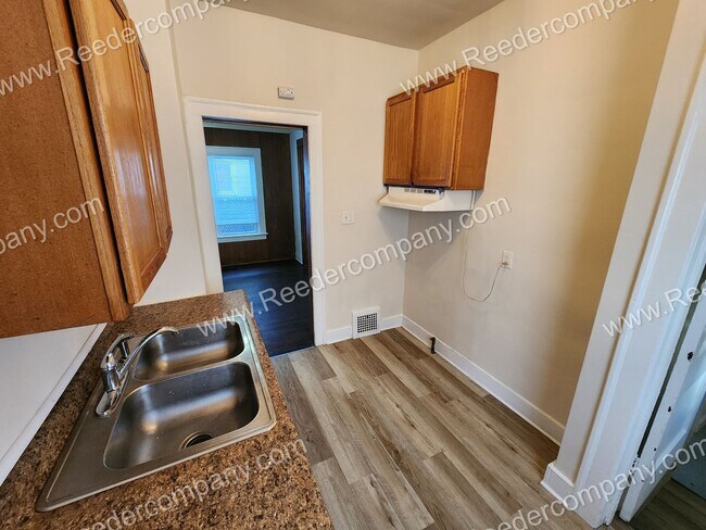 Building Photo - 2 bedroom 1 bath for rent. Located right a...