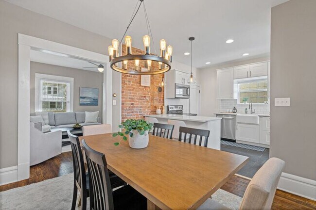 Building Photo - 1511 Hamlet St